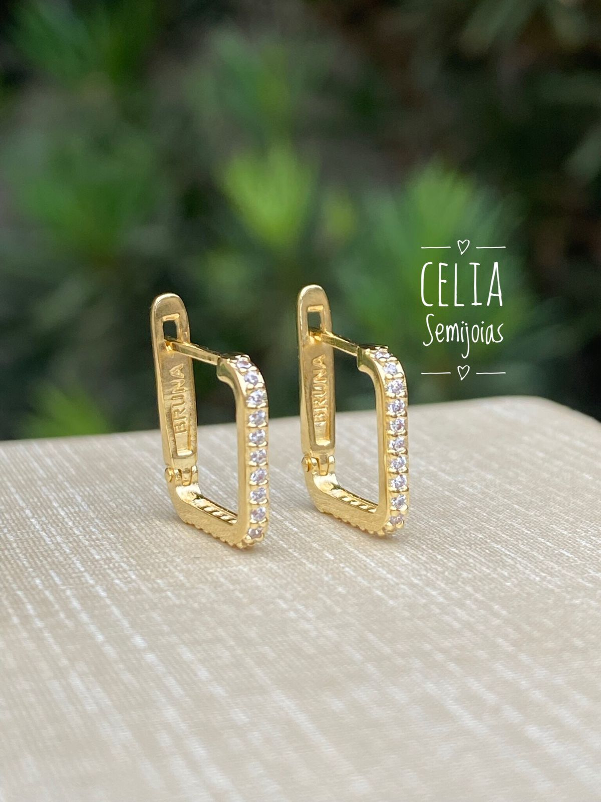 BRINCO QUADRADO COM ZIRCONIAS-P