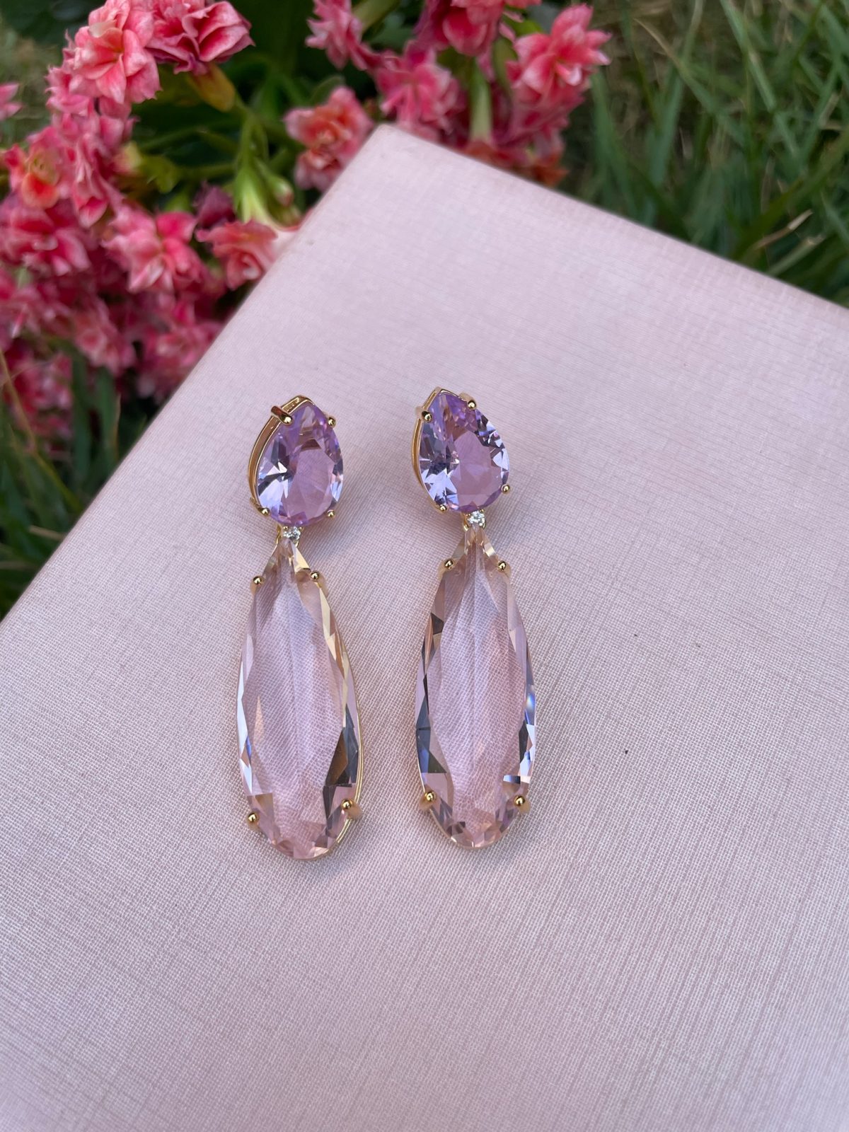 BRINCO PEDRA LILAS E ROSA