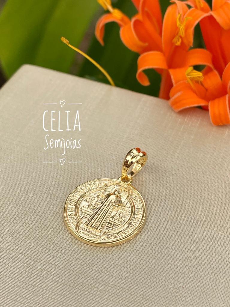 MEDALHA SAO BENTO EM PE – MEDIA