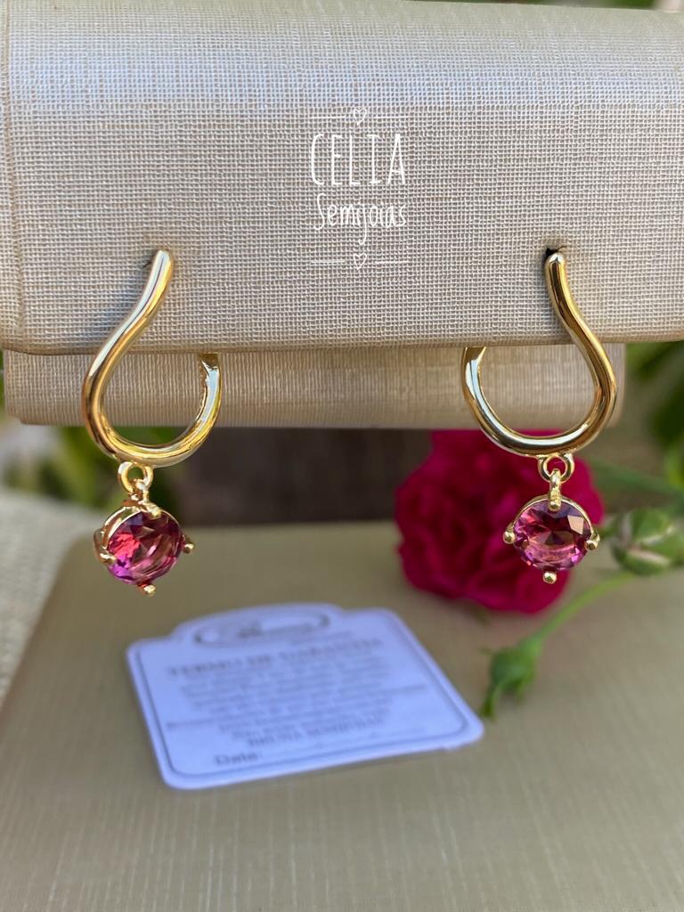 BRINCO ARGOLA INVERTIDA COM PINGENTE ROSA